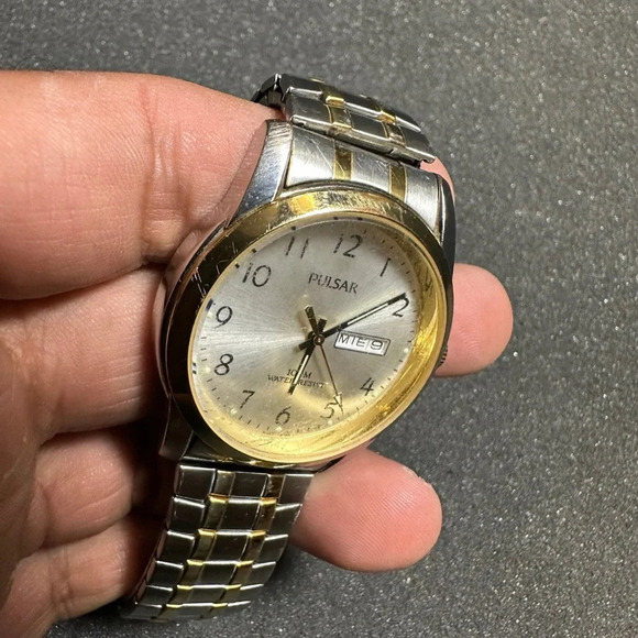 Pulsar Watch Men Silver Gold 2 Tone Round Dial Stretch Band Working New Battery - Picture 5 of 9